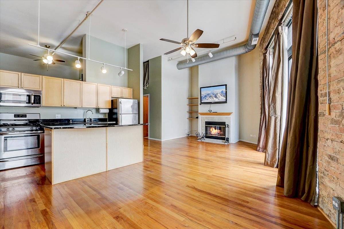 Chicago, IL 60657,3151 N Lincoln AVE #208