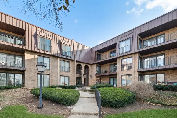 2 The Court of Harborside #204, Northbrook, IL 60062