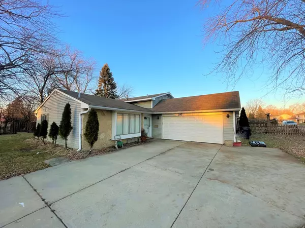 295 Waverly DR, Elgin, IL 60120