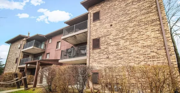 68 W 64th ST #203, Westmont, IL 60559