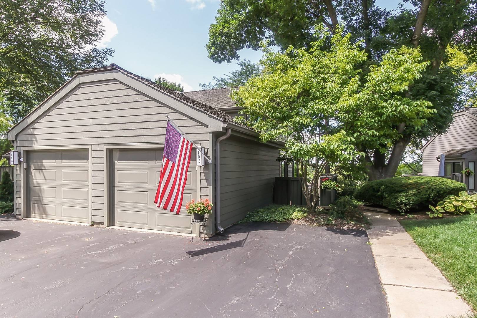 402 Valley View RD, Lake Barrington, IL 60010