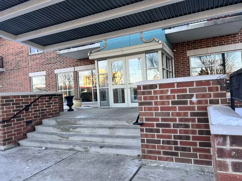 9355 Irving Park RD #212, Schiller Park, IL 60176