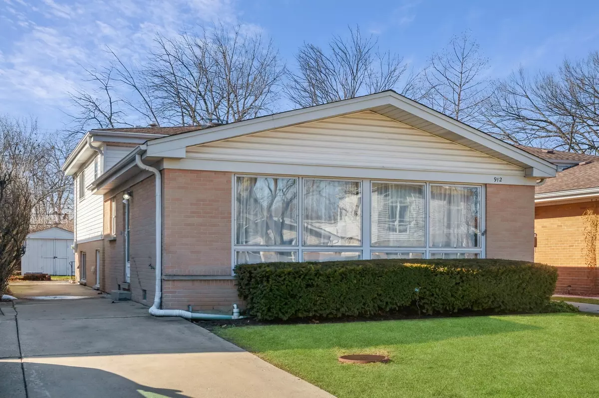 Glenview, IL 60025,912 Long RD