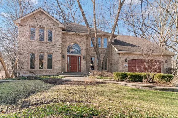 2413 River Woods DR, Naperville, IL 60565