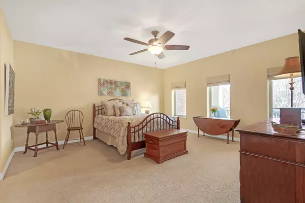 Lincolnshire, IL 60069,450 Village Green Pkwy #213