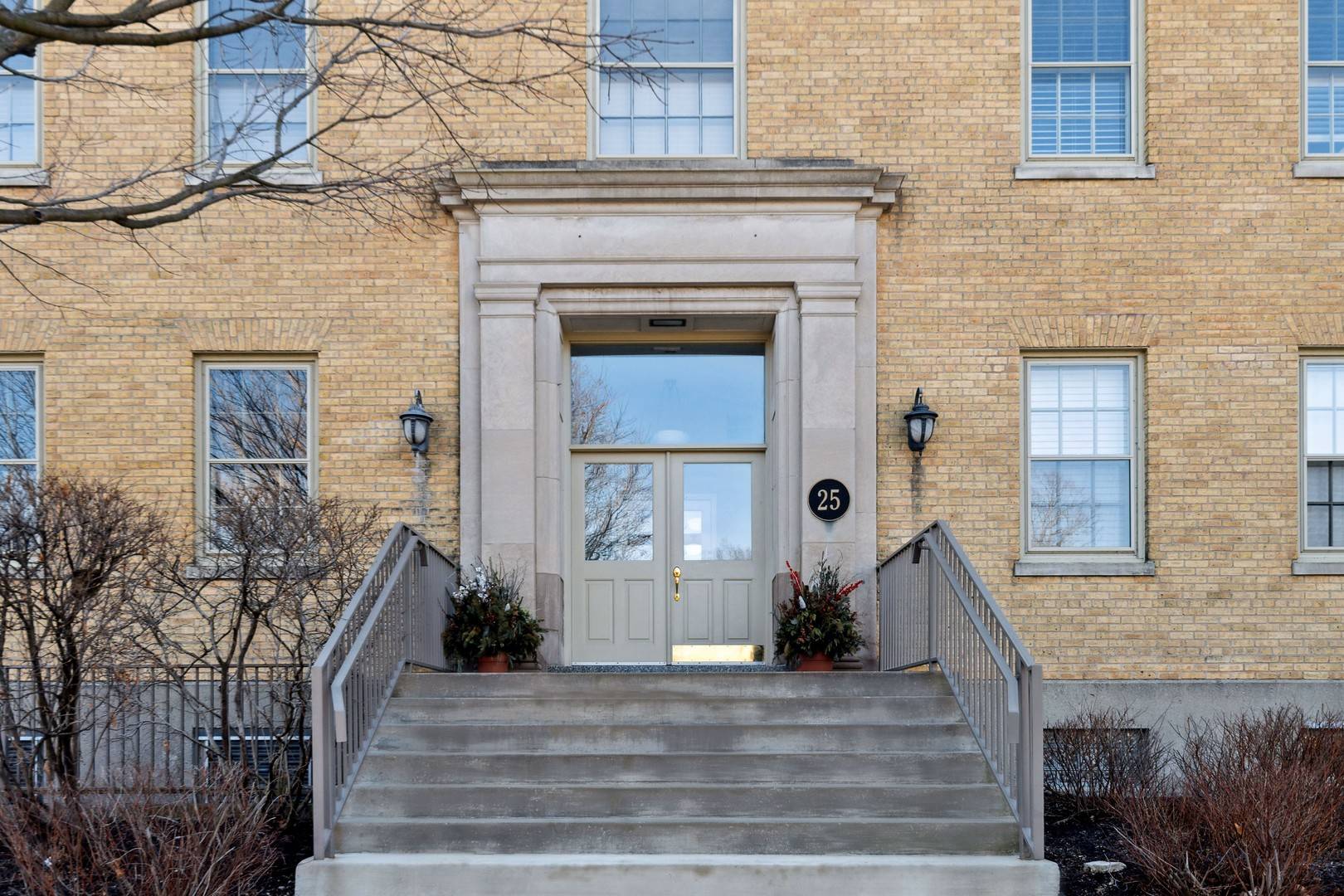 25 Ronan RD #104, Highwood, IL 60040