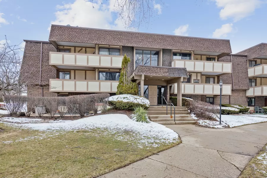 433 Cavalier CT #101A, West Dundee, IL 60118