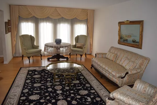 Glenview, IL 60025,1007 Bette LN