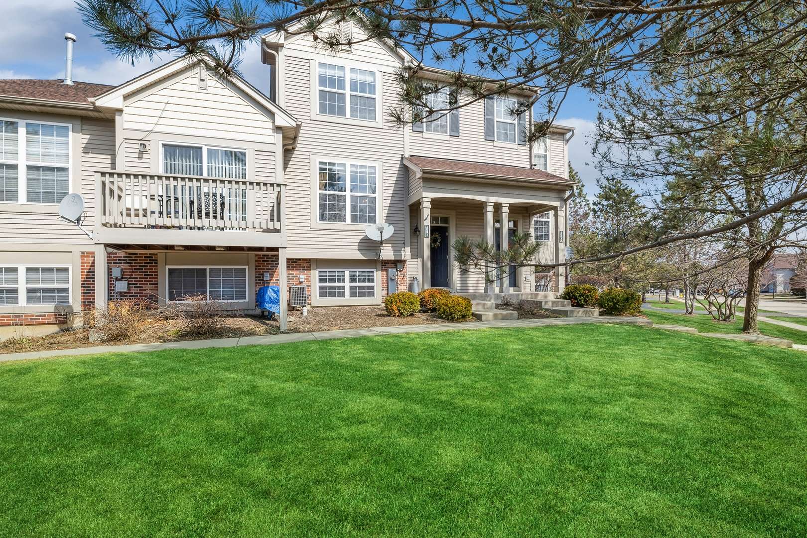 1041 Chadwick DR, Grayslake, IL 60030