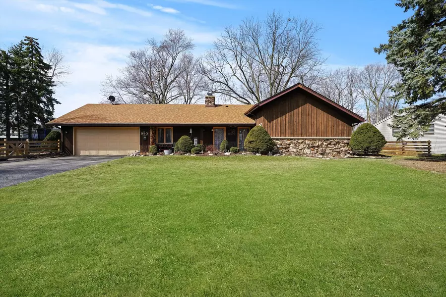 990 N Elmwood DR, Aurora, IL 60506