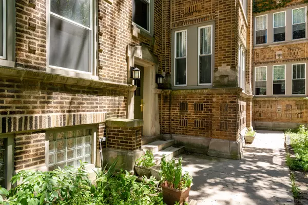 Chicago, IL 60613,911 W Gordon TER #1