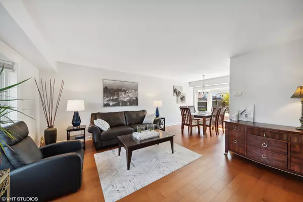 Roselle, IL 60172,1005 W Pine AVE