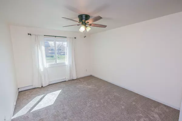 Joliet, IL 60431,125 Twin Oaks DR #211