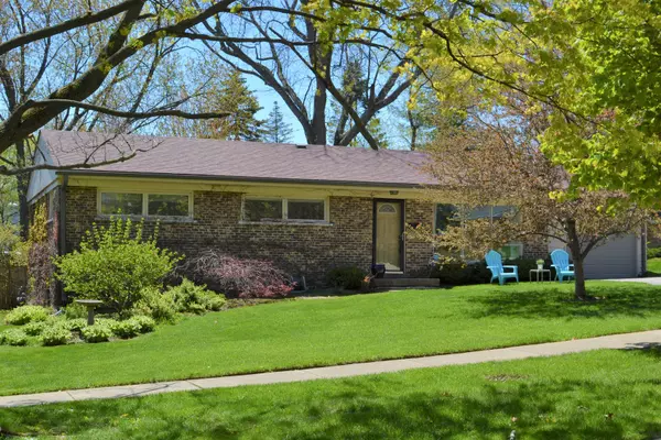 101 W Sheridan PL, Lake Bluff, IL 60044