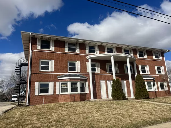 900 Greenbrier RD, Dekalb, IL 60115