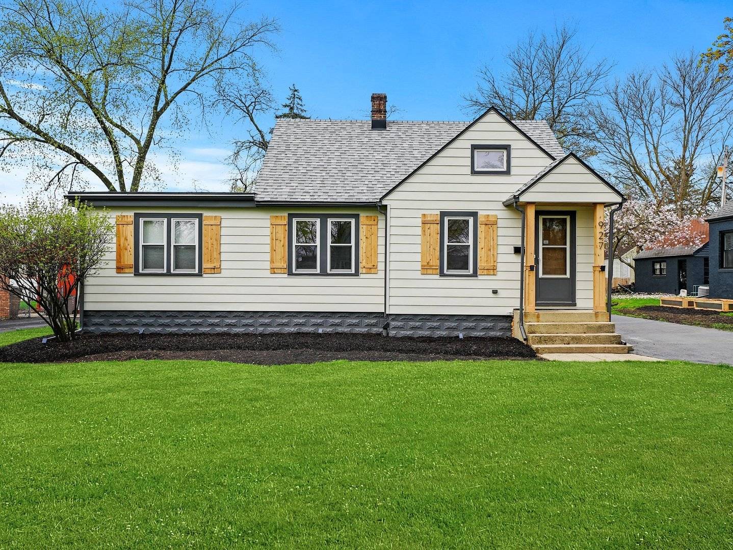 927 N Main ST, Naperville, IL 60563
