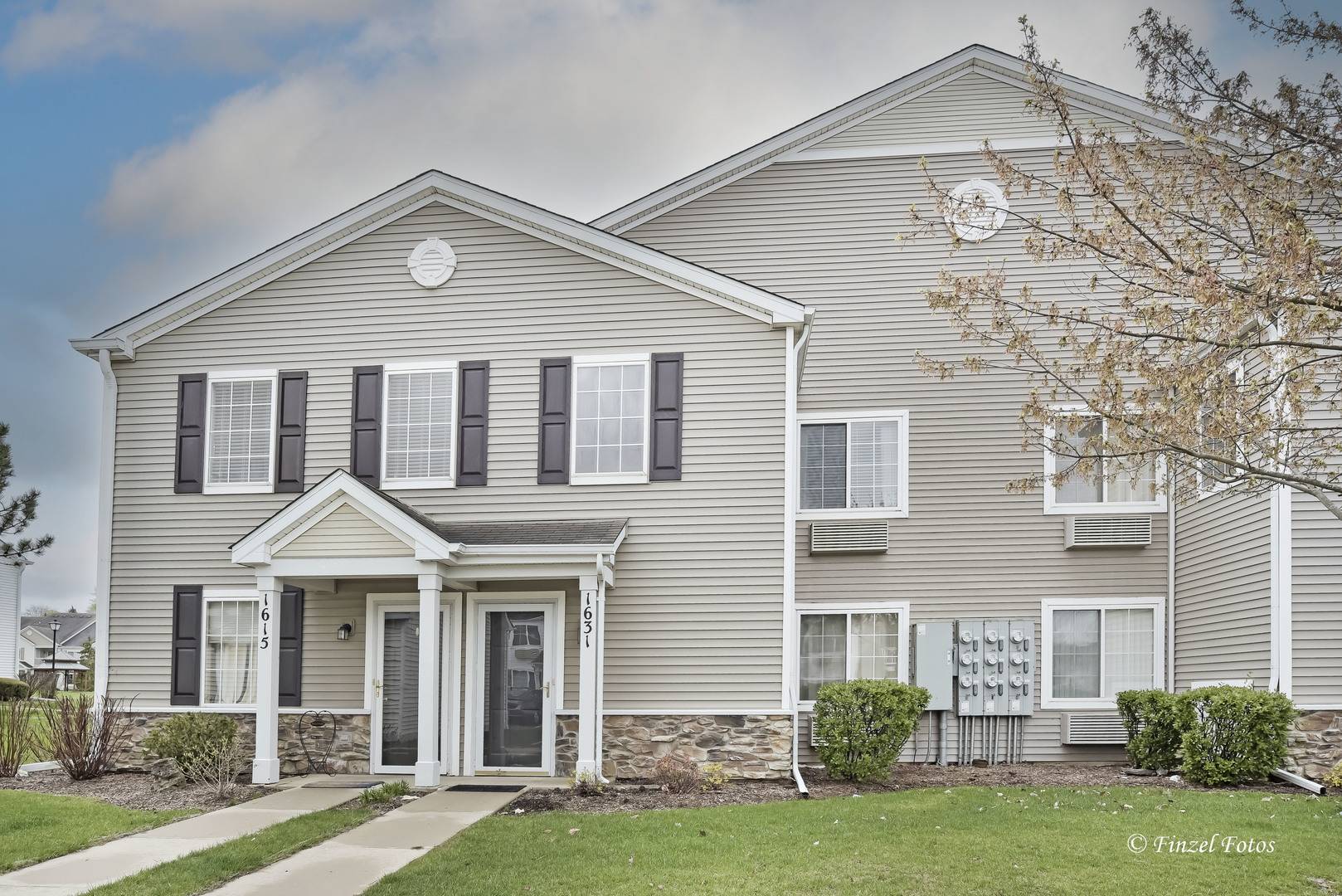 1631 Silverstone DR #1631, Carpentersville, IL 60110