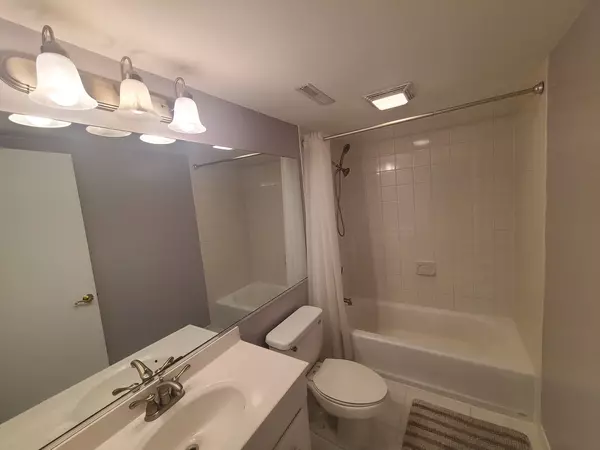 Schiller Park, IL 60176,9438 Kelvin LN #3241