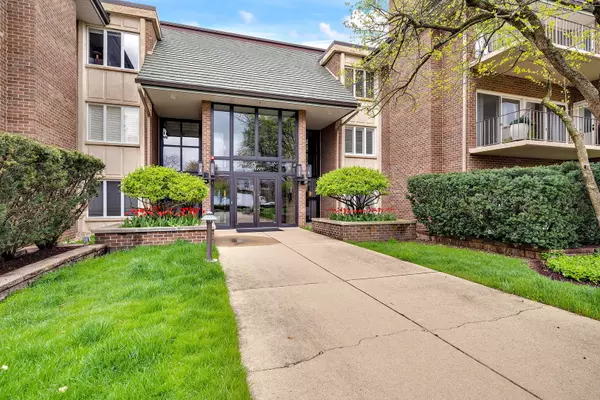 3 Oak Brook Club DR #E306, Oak Brook, IL 60523