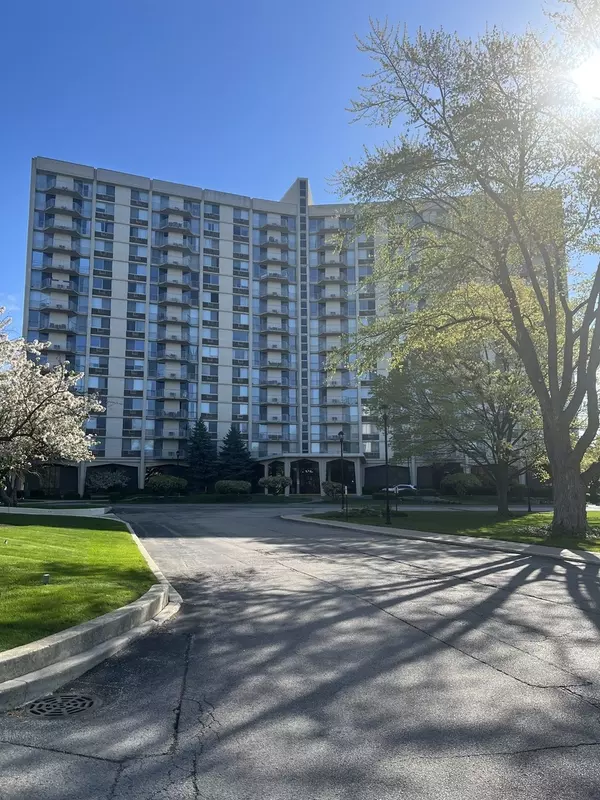 40 N Tower RD #10J, Oak Brook, IL 60523