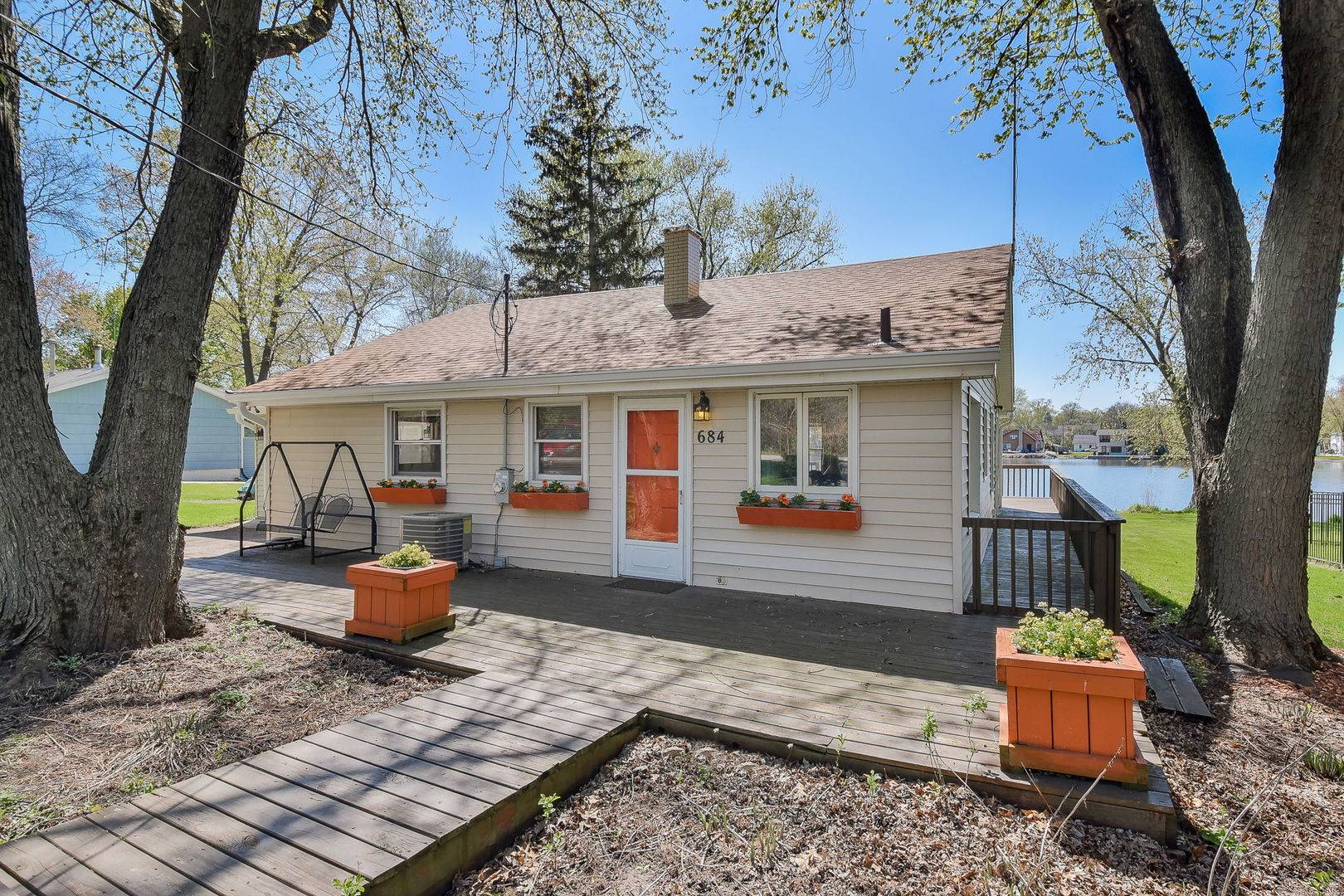 South Elgin, IL 60177,684 Robertson RD