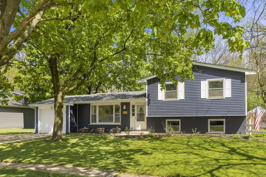 600 Green Oaks DR, Crystal Lake, IL 60014