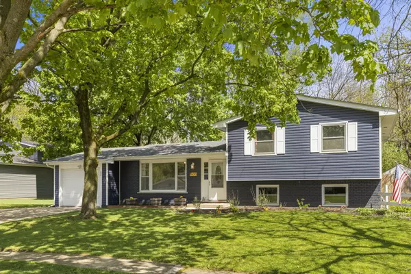 600 Green Oaks DR, Crystal Lake, IL 60014