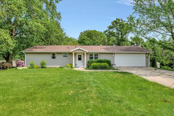 402 E South Mahomet RD, Mahomet, IL 61853