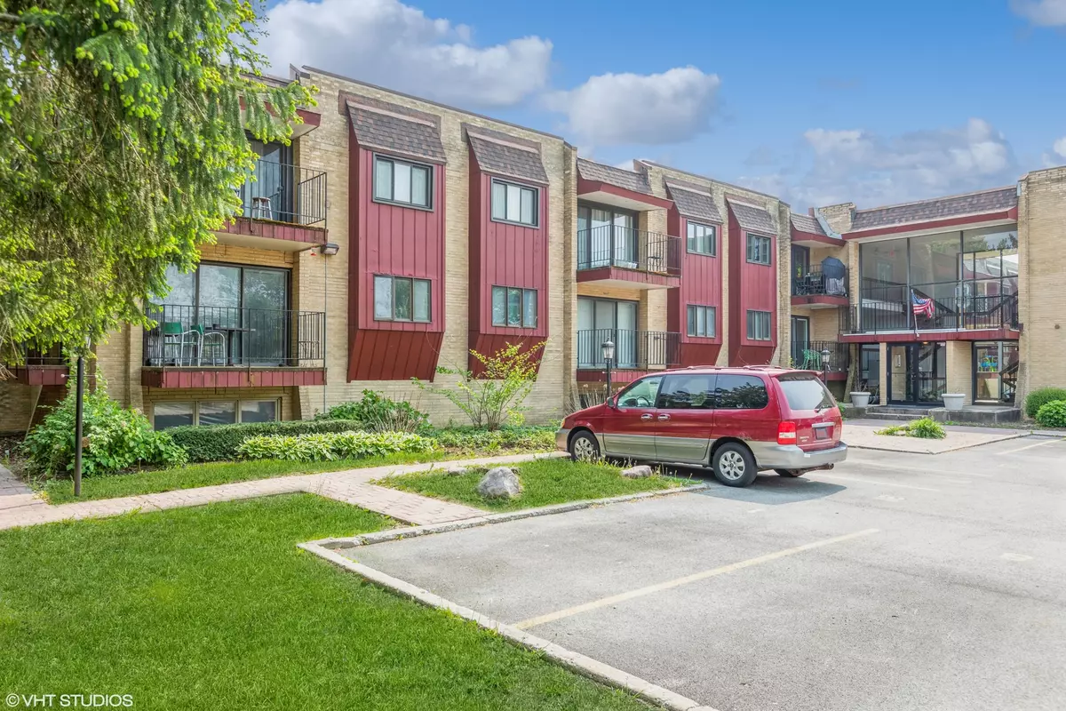 Glen Ellyn, IL 60137,787 Wilson AVE #12