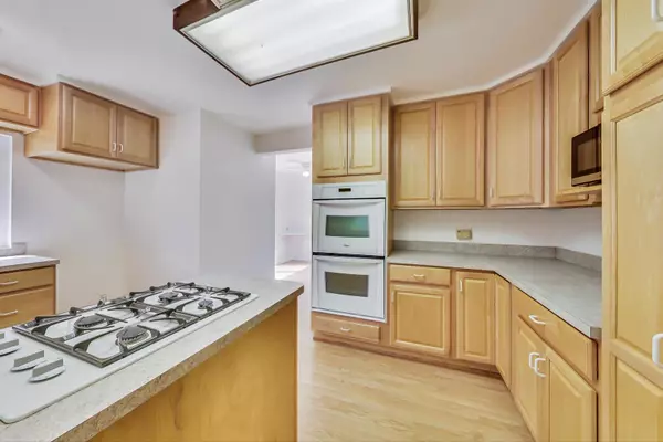 Northfield, IL 60093,570 Happ RD