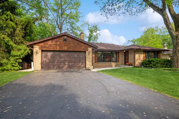 135 Iroquois TRL, Wood Dale, IL 60191