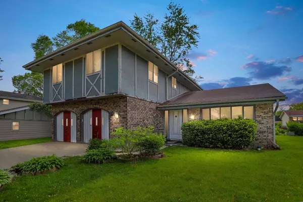 1024 Tiverton CT, Schaumburg, IL 60193