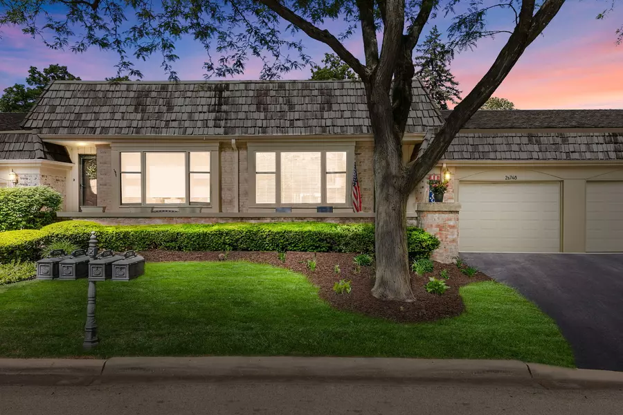 2S748 Avenue Barbizon, Oak Brook, IL 60523