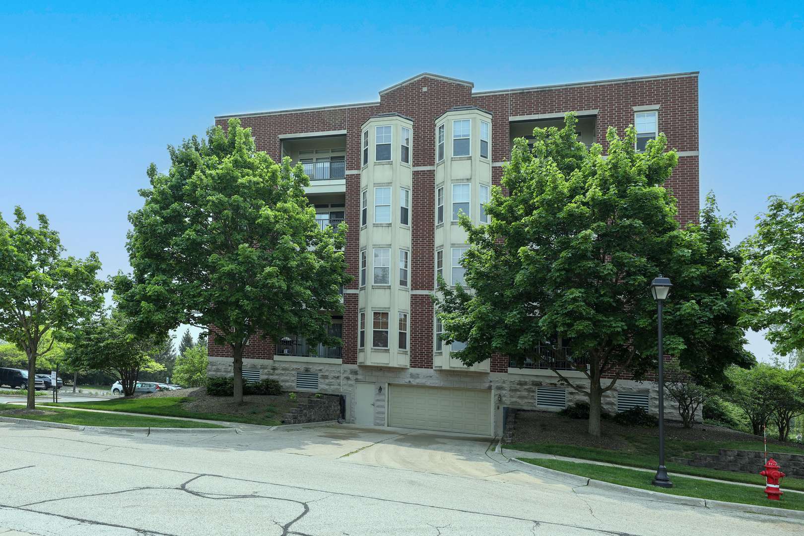 Wheeling, IL 60090,715 Astor LN #405