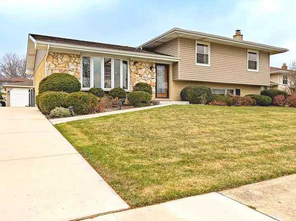 262 Staffmark LN, Schaumburg, IL 60193