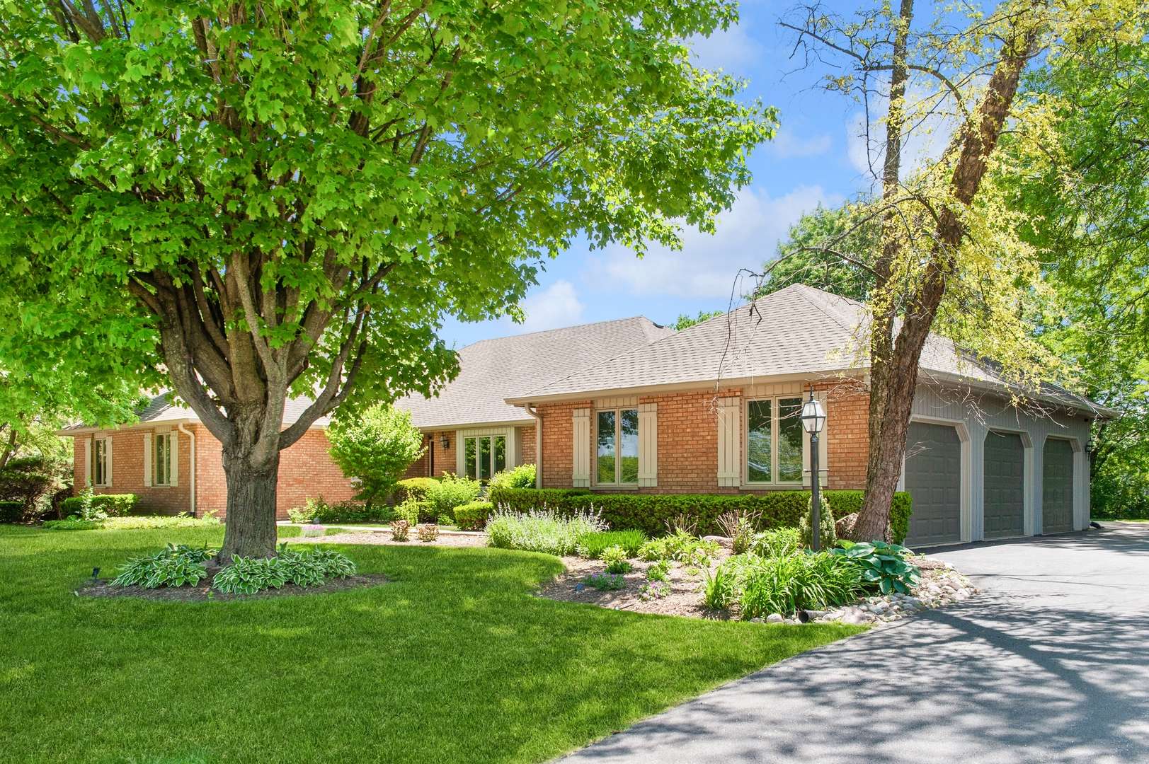 10 N Highview CIR, Hawthorn Woods, IL 60047