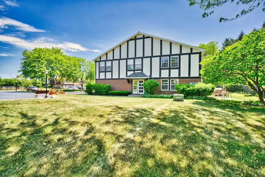 146 W Golf RD #E, Libertyville, IL 60048