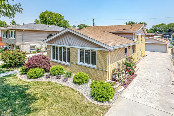 10517 S Kilbourn AVE, Oak Lawn, IL 60453