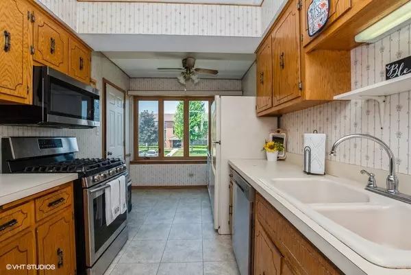 Crestwood, IL 60418,5024 Circle CT #1008