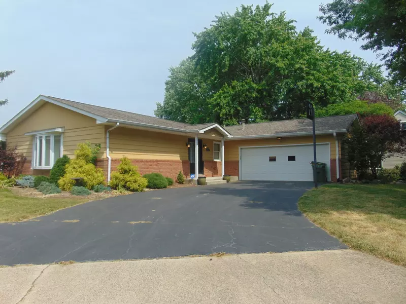 307 Dorchester DR, Mahomet, IL 61853