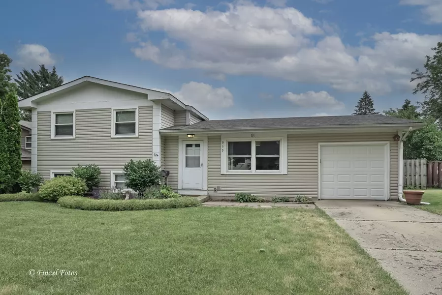 959 Aberdeen DR, Crystal Lake, IL 60014