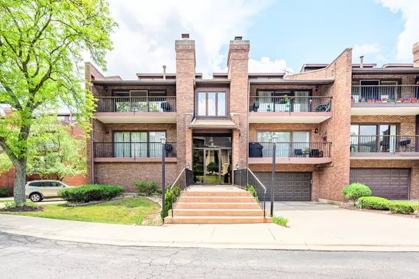 5 Cinnamon Creek DR #1N, Palos Hills, IL 60465