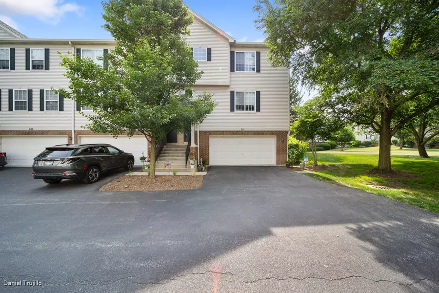 291 Evergreen CIR #291, Gilberts, IL 60136