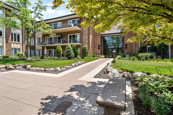 6 Oak Brook Club DR #J203, Oak Brook, IL 60523