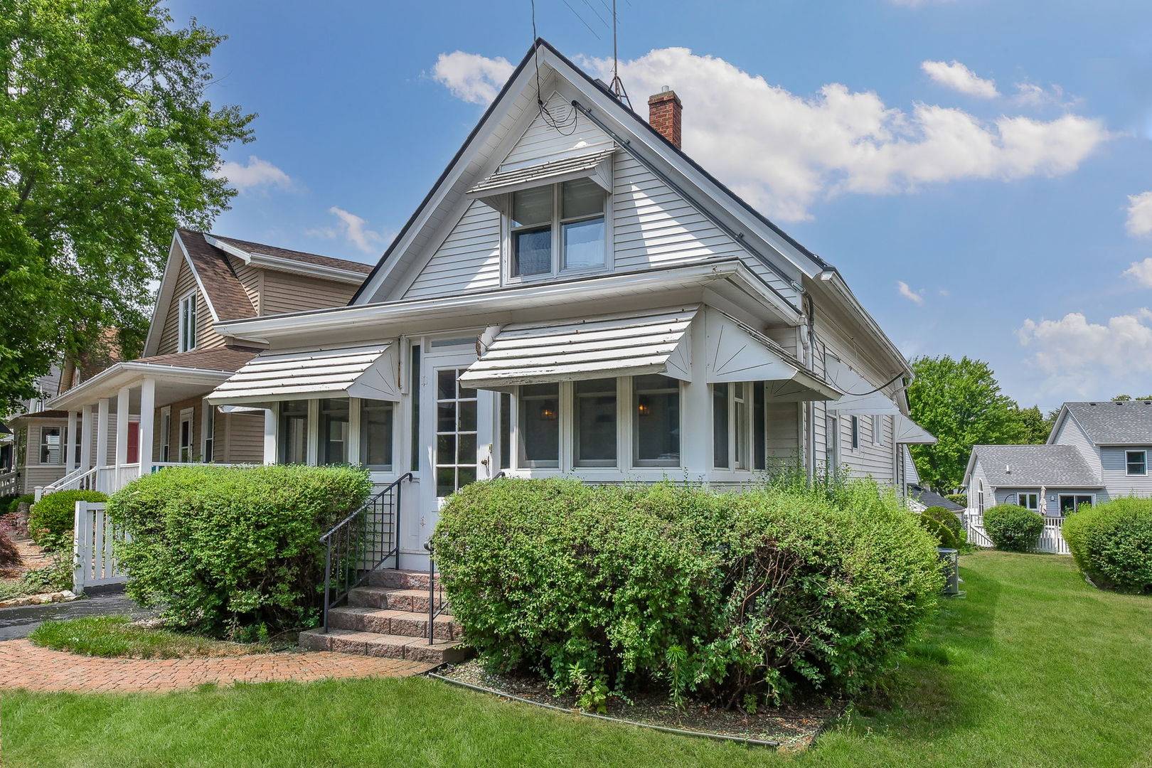 1304 Dean ST, St. Charles, IL 60174