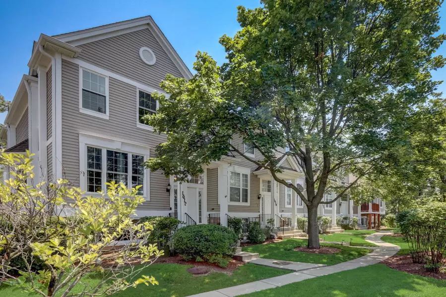 1612 Fox Run DR, Arlington Heights, IL 60004