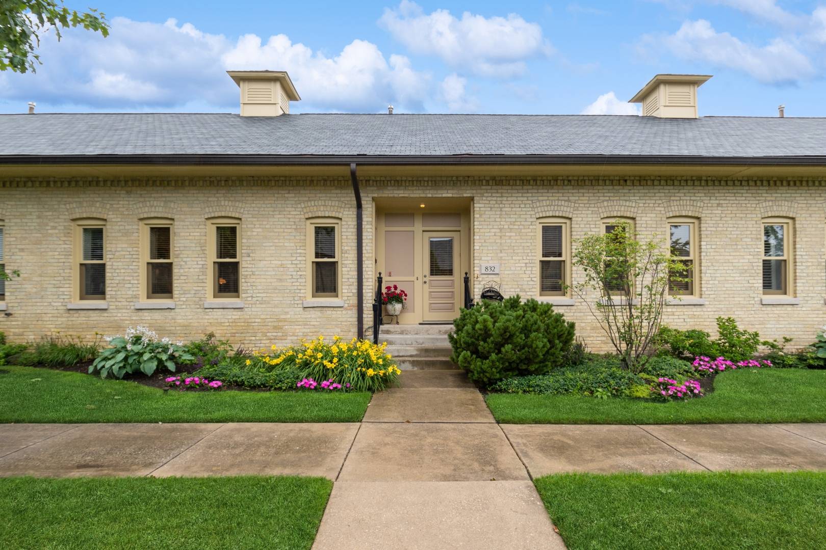 832 Stables Court West #832, Highwood, IL 60040
