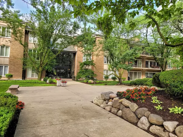 2 Oak Brook Club DR #C303, Oak Brook, IL 60523