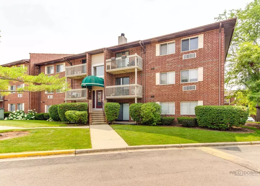 840 N Lakeside DR #1B, Vernon Hills, IL 60061