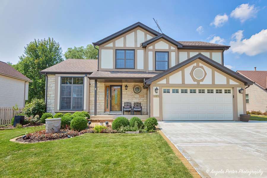 350 Thistle LN, Lake Zurich, IL 60047